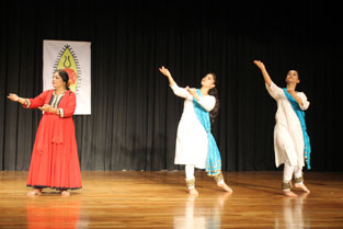 St. Mark's School, Meera Bagh - Spic Macay : Kathak Dance Recital by Dr. Uma Sharma - Click to Enlarge
