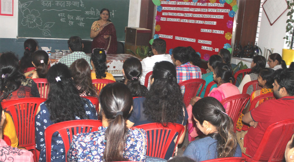 St. Mark's School, Meera Bagh - Parents Interactive Workshop on Hindi Teaching by Class II : Click to Enlarge