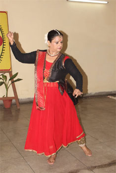 St. Mark's School, Janak Puri - Kathak Dance Recital under the ageis of SPIC MACAY Recital : Click to Enlarge