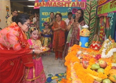 SMS, Meera Bagh - The tiny tots from the Pre-Primary Classes celebrated Krishna Janmashtami with puja and performances : Click to Enlarge