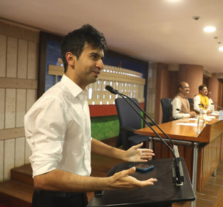 SMS Meera Bagh - Ms. S. Malik along with six students visited the Indian Parliament : Click to Enlarge