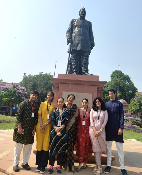 SMS Meera Bagh - Ms. S. Malik along with six students visited the Indian Parliament : Click to Enlarge