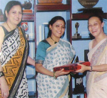Ms. Kavita Dwivedi being felicitated by Ms. Aggarwal : Click to Enlarge