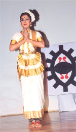 SMS, Meera Bagh - Mohiniyattam performance by Ms. Vijay Lakshmi : Click to Enlarge