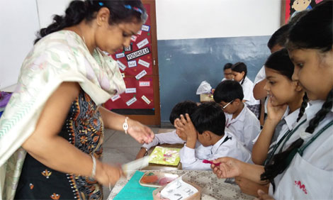 St. Mark's School, Meera Bagh - Rakhi Making Workshop : Click to Enlarge