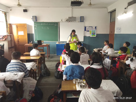 St. Mark's School, Meera Bagh - Tie and Dye Workshop for Class IV : Click to Enlarge