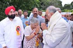 Students of St. Mark's Meera Bagh interact with Veteran Congress Leader : Click to Enlarge