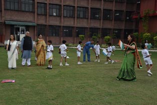 St. Mark's School, Meera Bagh - Kite Flying : Click to Enlarge
