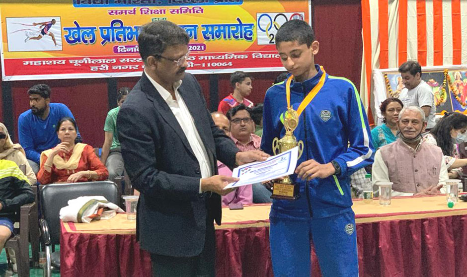 St. Mark's School, Meera Bagh - Aryan Randhawa (IX-A) won the First Position in U-15 category in the MCL Badminton Tournament : Click to Enlarge