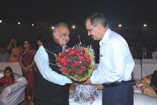 SMS, Janakpuri - Magical Journey - Primary - Chief Guest being welcomed by chairman Mr. T. P. Aggarwal. : Click to Enlarge