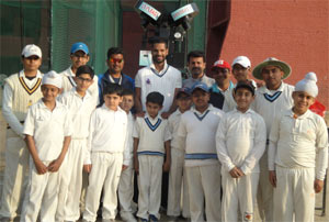 SMS Sr., Janakpuri - Zonals - Cricket Competition - Shikhar Dhawan with our Cricket Team at School Premises : Click to Enlarge