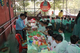 St. Mark's School, Janak Puri - Diwali Mela : NGOs MUSKAAN and PRERNA NIKETAN exhibits a variety of gift items : Click to Enlarge