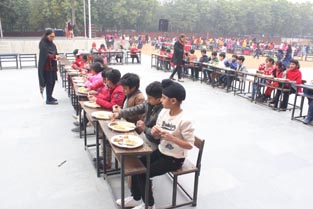 St. Mark's School, Janak Puri - Christmas Party : Click to Enlarge