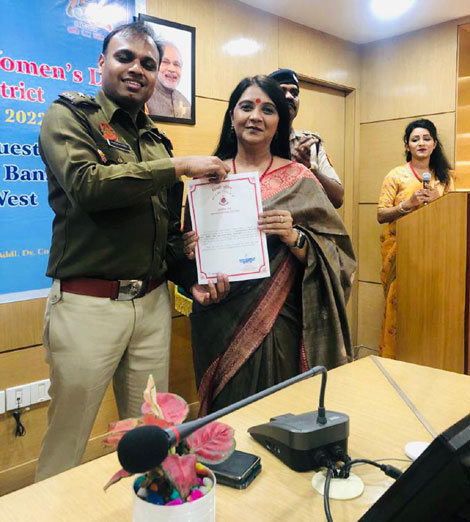 St. Marks Sr. Sec. Public School, Janakpuri - Our Principal Ms. Inderpreet Kaur Ahluwalia, was honoured and felicitated by DCP (West) on the occasion of International Womens Day : Click to Enlarge