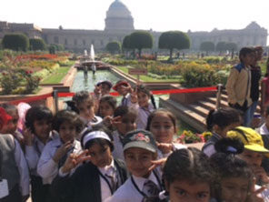 St. Mark's Girls School - Visit to the Mughal Gardens : Click to Enlarge