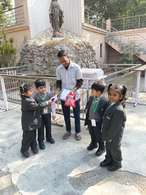 St. Mark's World School - A visit to Church for Class Seedling : Click to Enlarge