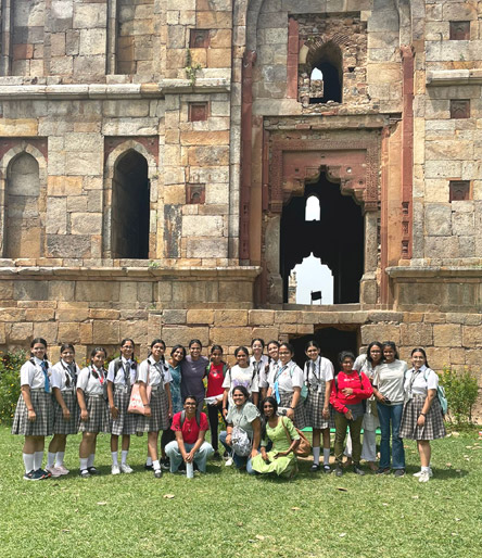 St. Mark's World School, Meera Bagh - Sri Lankan delegation out for Dilli Darshan : Click to Enlarge