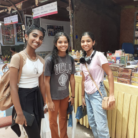 St. Mark's World School, Meera Bagh - Sri Lankan delegation's visit to Dilli Haat : Click to Enlarge