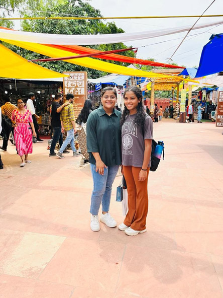 St. Mark's World School, Meera Bagh - Sri Lankan delegation's visit to Dilli Haat : Click to Enlarge