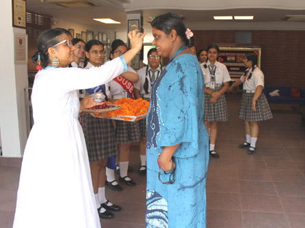 St. Mark's World School, Meera Bagh - Traditional welcome in school of the Sri Lankan delegation : Click to Enlarge