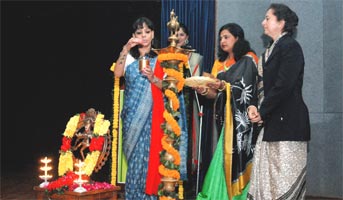 SMS Girls School - Bharatanatyam Performance : Click to Enlarge