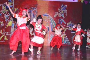 SMS Girls School - Bengali Dance performed by the girls of Sapling E : Click to Enlarge