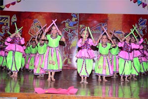 SMS Girls School - Gujrati girls and boys rocking the stage with their dandiyas : Click to Enlarge