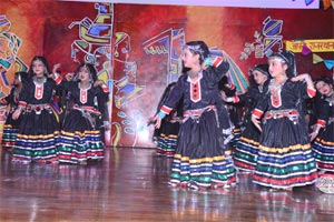 SMS Girls School - Rajasthani girls performing the Kaalbeliya Dance : Click to Enlarge