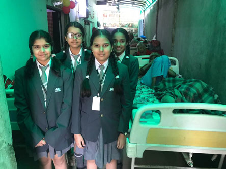 SMS Girls School, Meera Bagh - Visit to an Old Age Home : Click to Enlarge