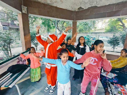 SMS Girls School, Meera Bagh - Christmas Celebrations under Project Udaan : Click to Enlarge