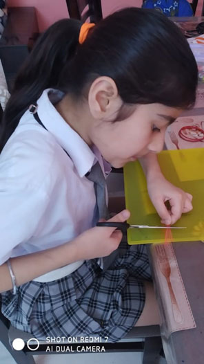 St. Mark's Girls School, Meera Bagh - A two-day Workshop on Jewellery Making Workshop for the students of Class VII : Click to Enlarge