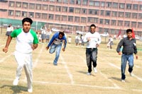 SMS Girls School - Sports Day 2011 - Fathers Race : Click to Enlarge